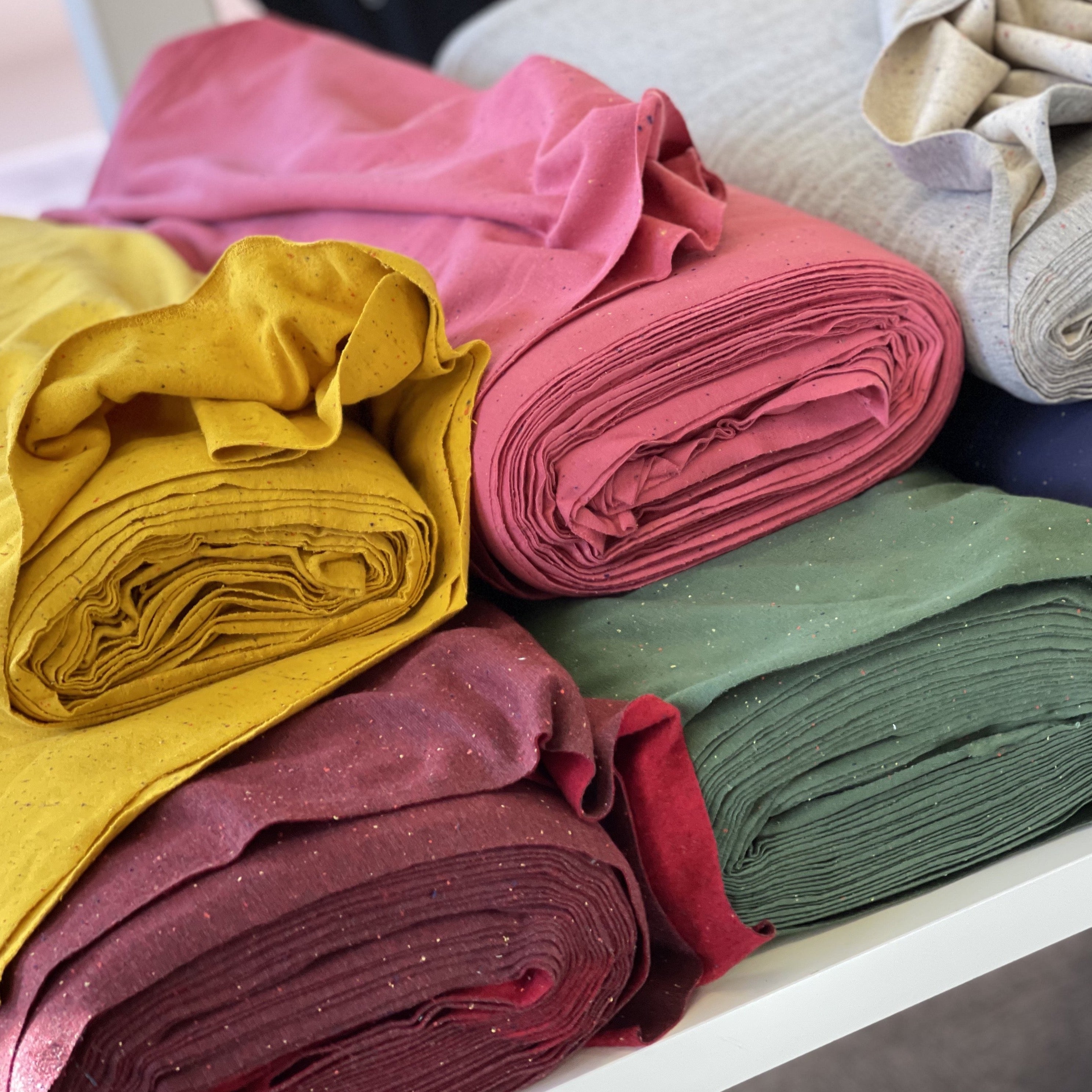Cosy Colours in Bordeaux with multi Flecks Sweat-Shirting