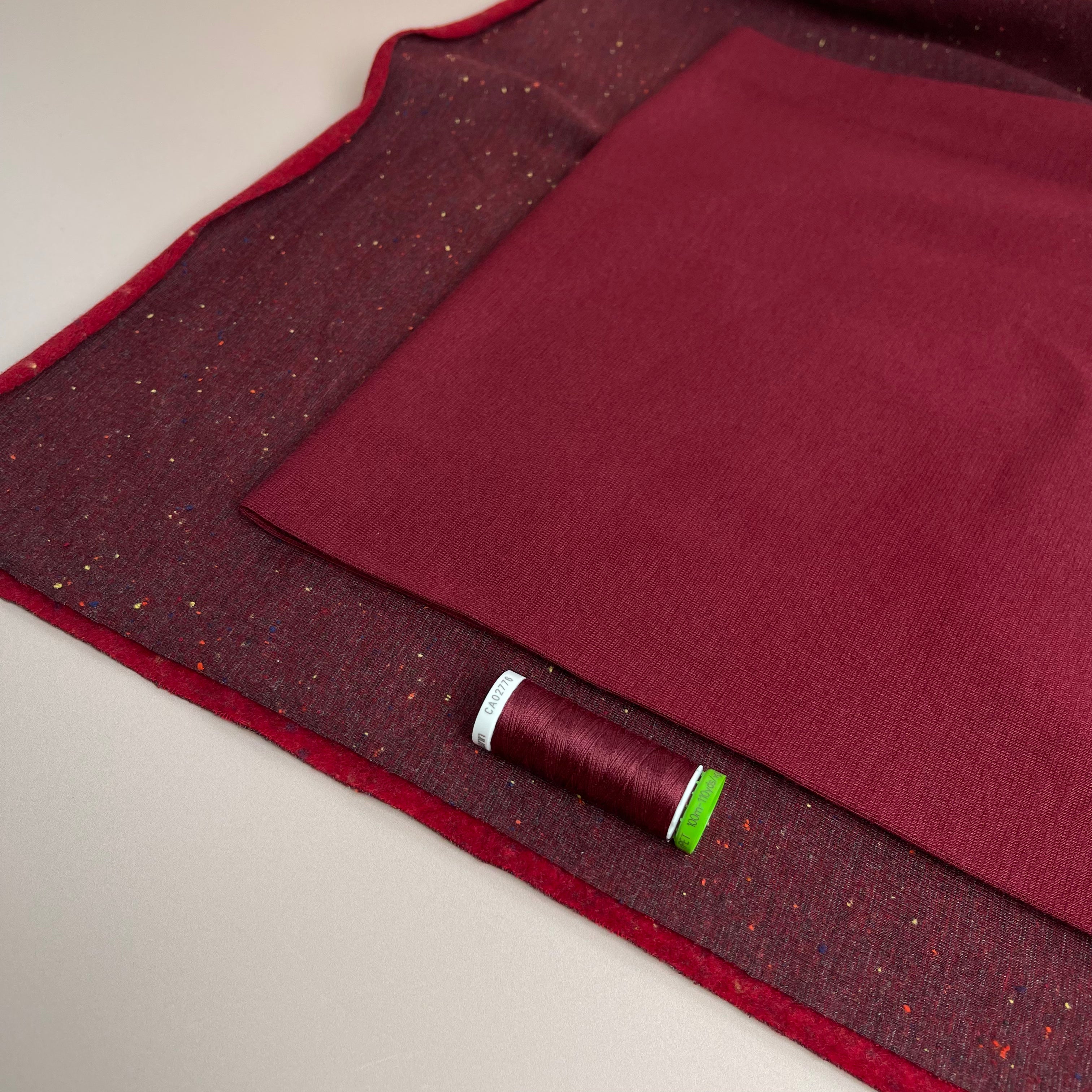 Cosy Colours in Bordeaux with multi Flecks Sweat-Shirting