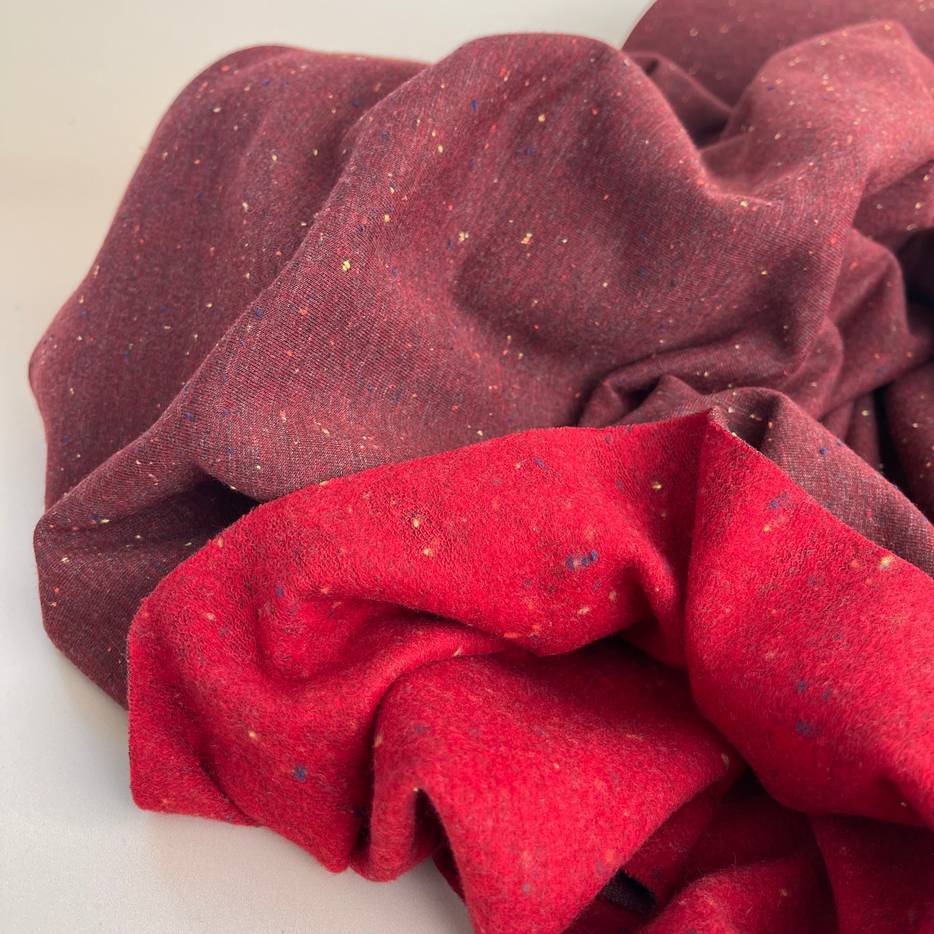 Cosy Colours in Bordeaux with multi Flecks Sweat-Shirting