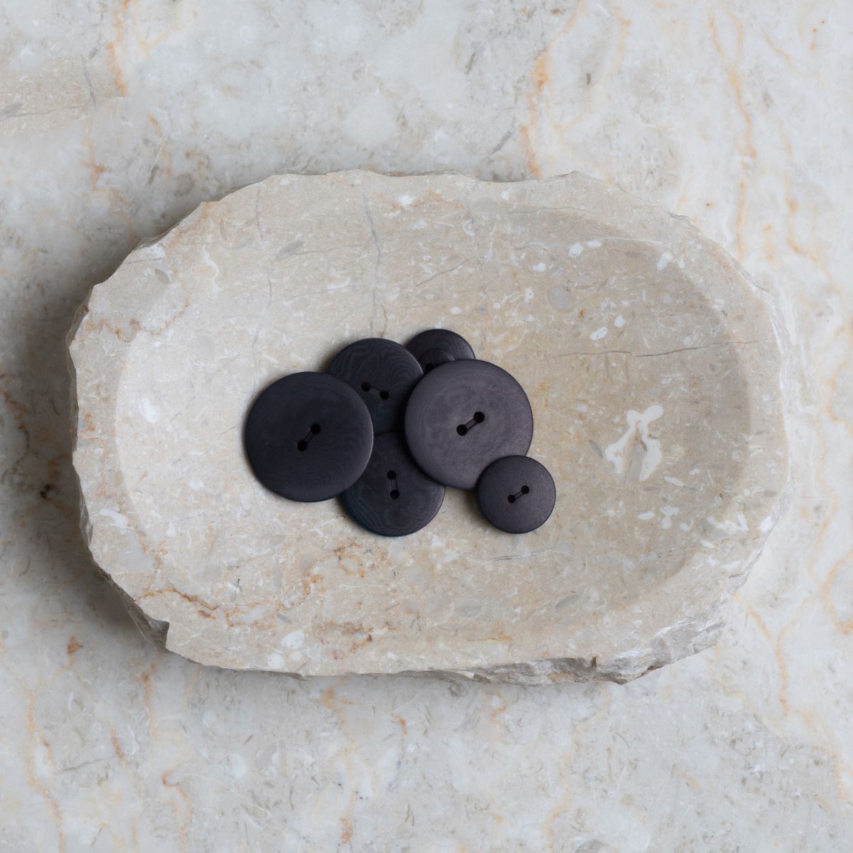 Atelier Brunette - Palm Buttons - Night / Deep Charcoal 20mm